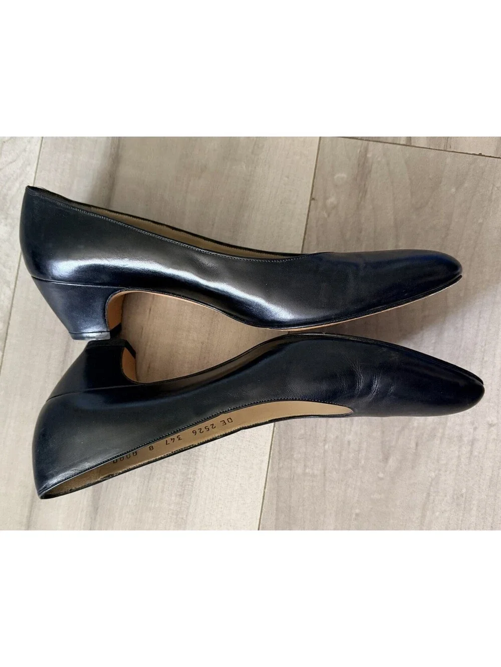 SALVATORE FERRAGAMO Sz 8 AAAA Black Leather Classic Pumps Low Heel Shoes